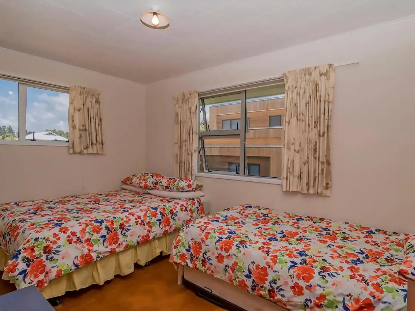 Beachfront Hideaway - Matarangi Holiday Home