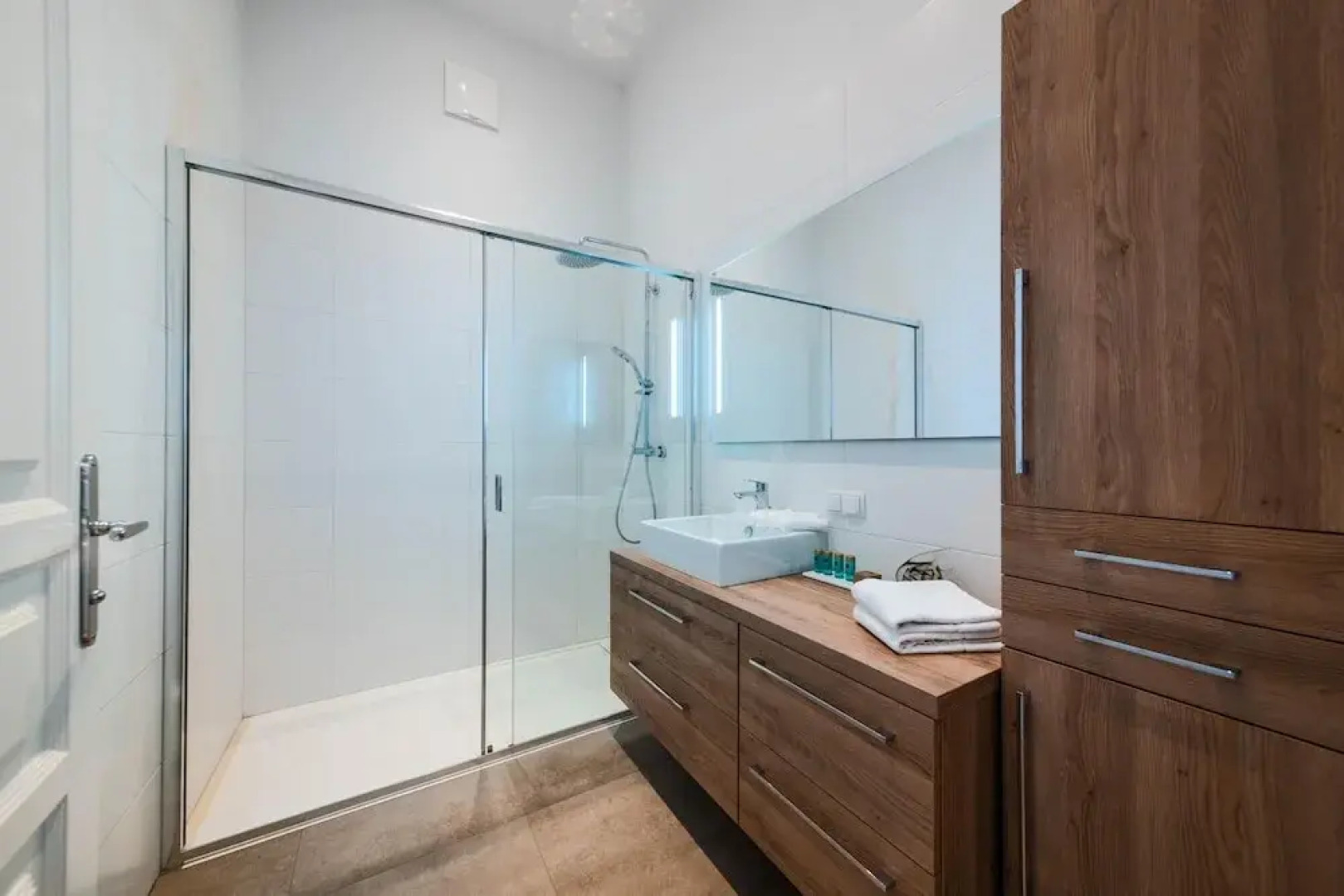 Deluxe Apartment With Parking and Office Next to the City Park