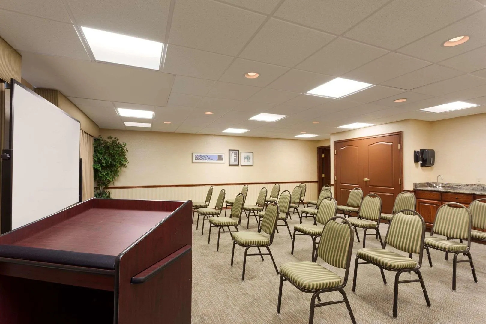 Country Inn & Suites by Radisson, Norman near University