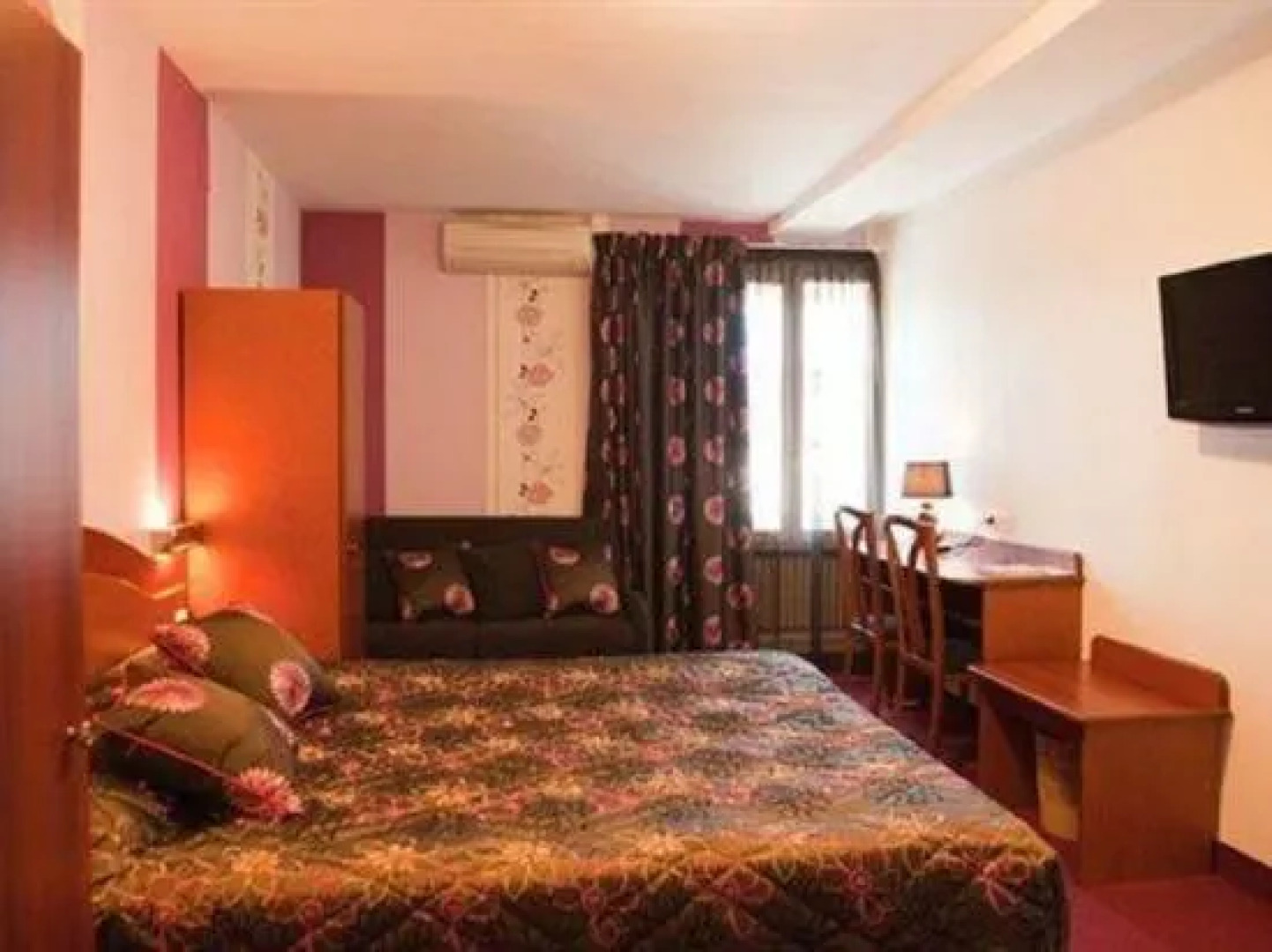 Logis Hôtel les Platanes