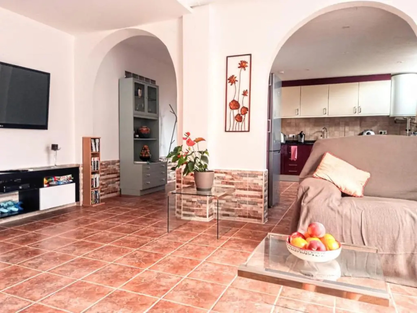 Villa with serene mountain views. Spacious garden with 10x5m pool.