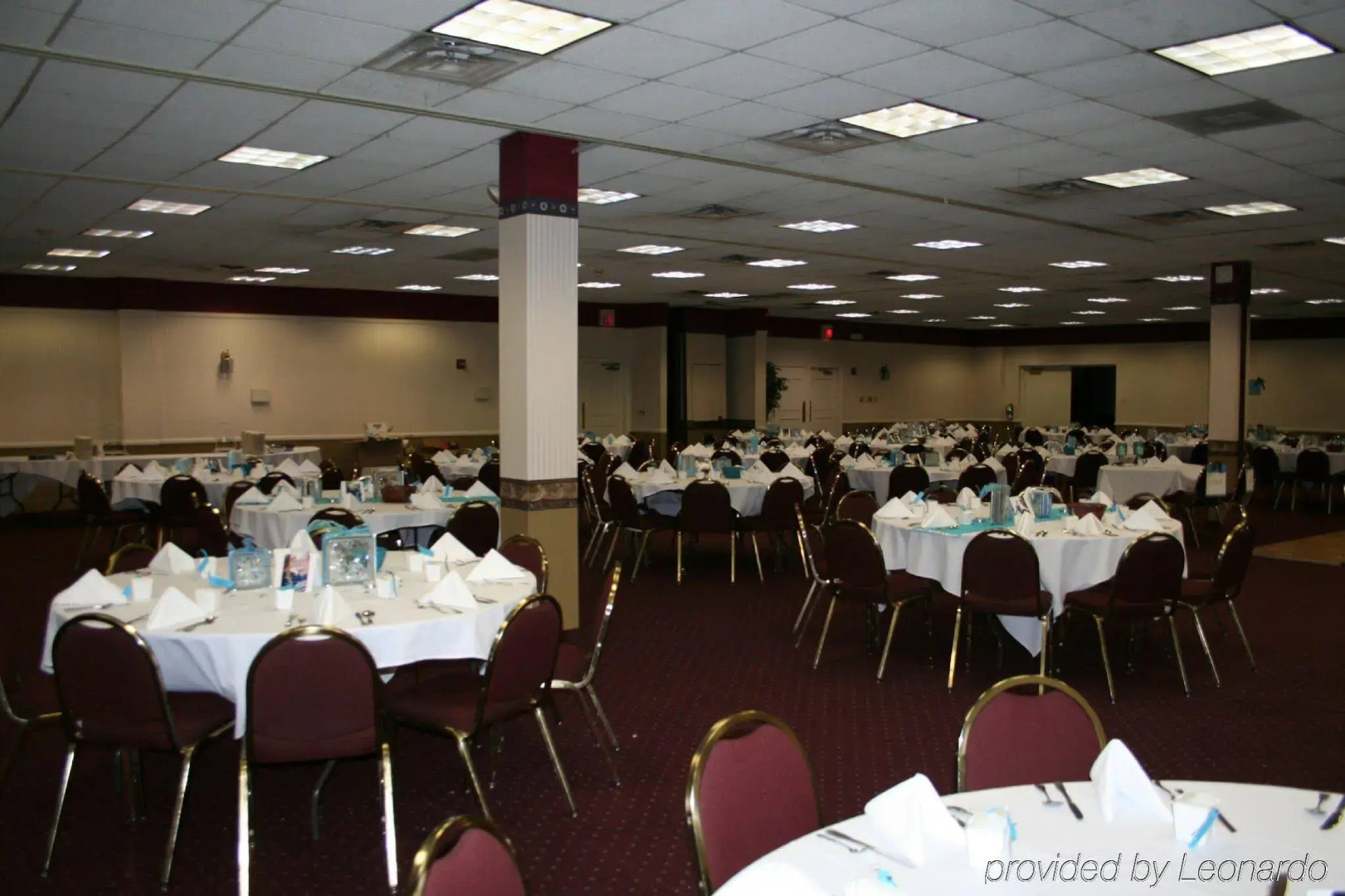 韦斯特蒙特酒店及套房(Westmont Inn & Suites)