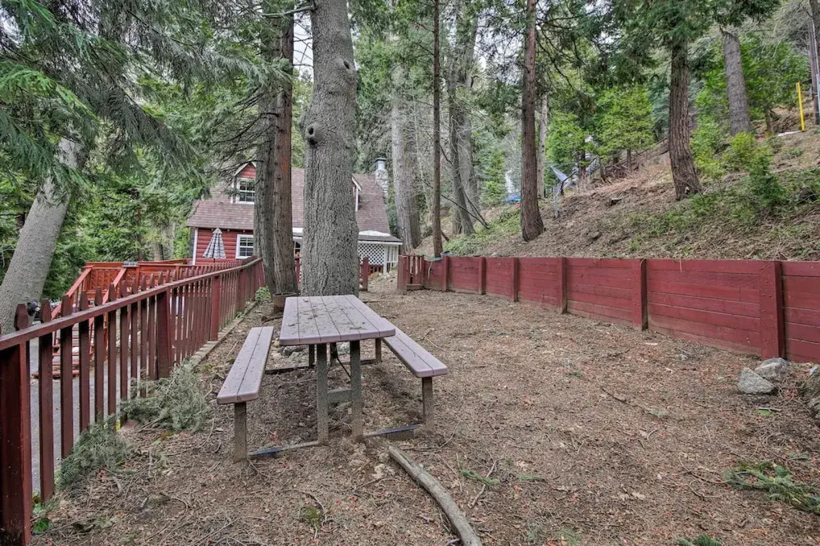 Vintage 'snow White' Cottage ~ 2 Miles to Village!