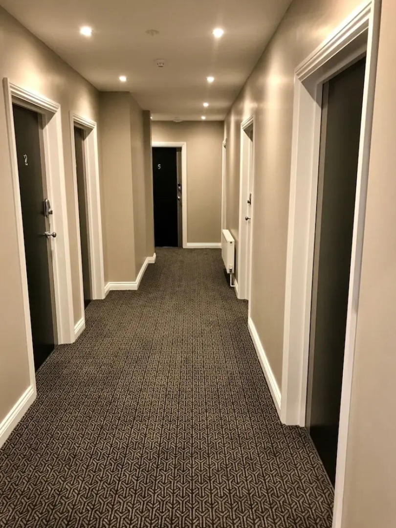 The Raven Hotel - Inn