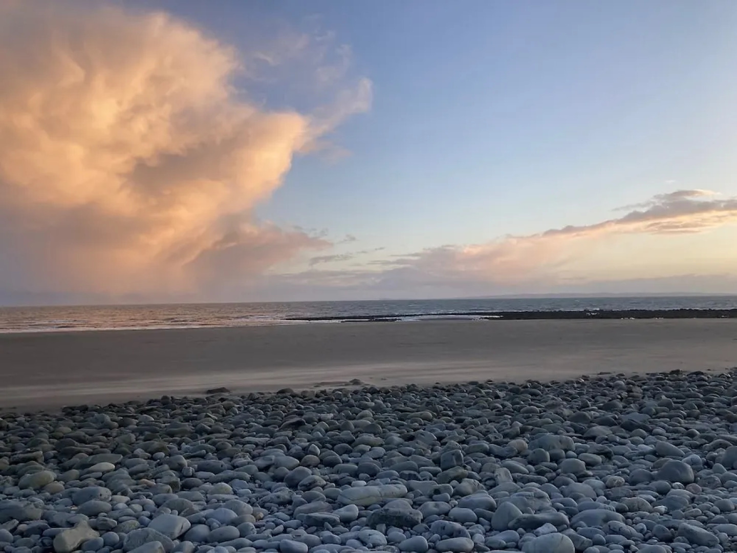 2 Bed-sleeps4-beachfront-free Parking