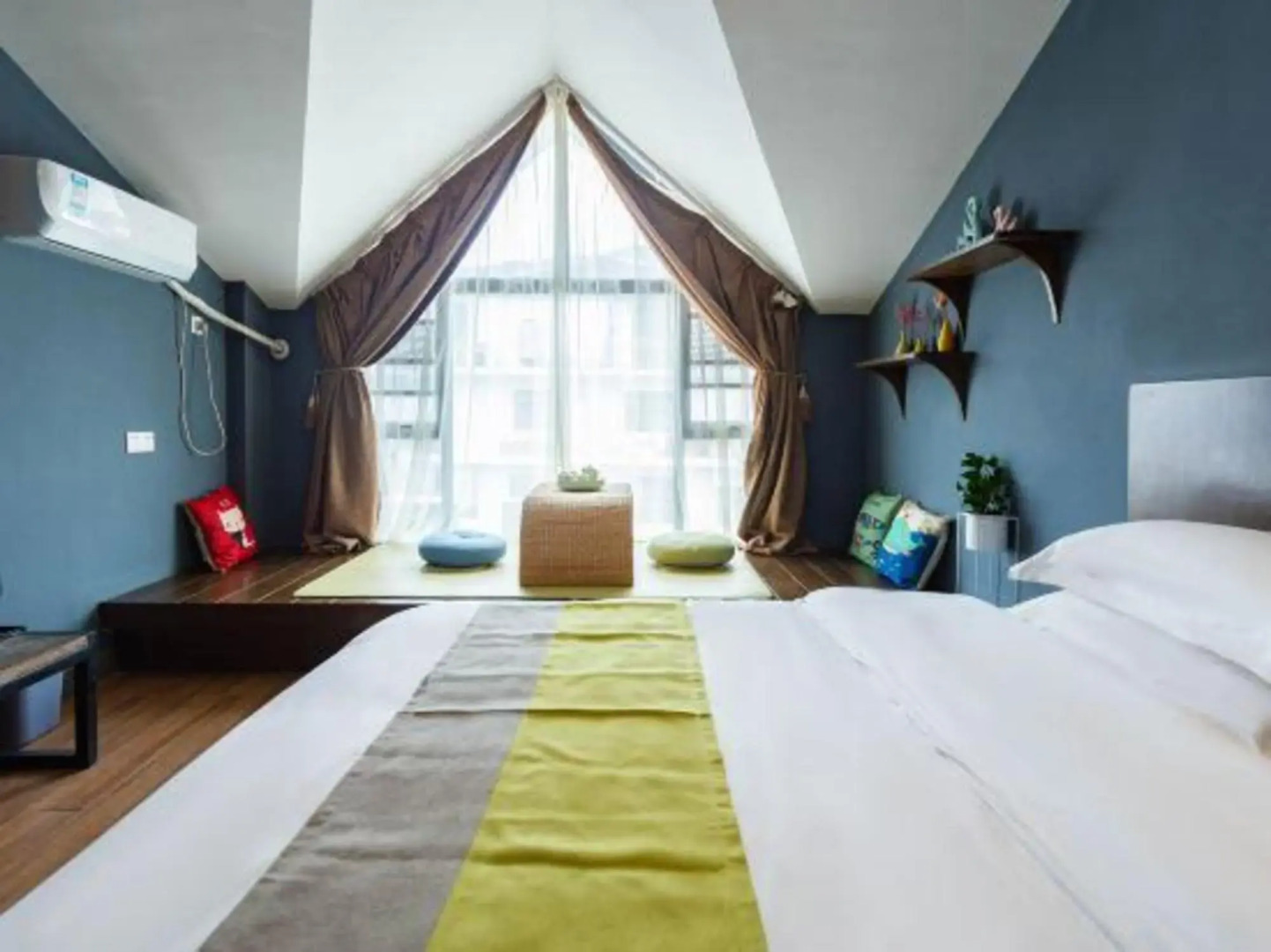 Comma Travel International Youth Hotel