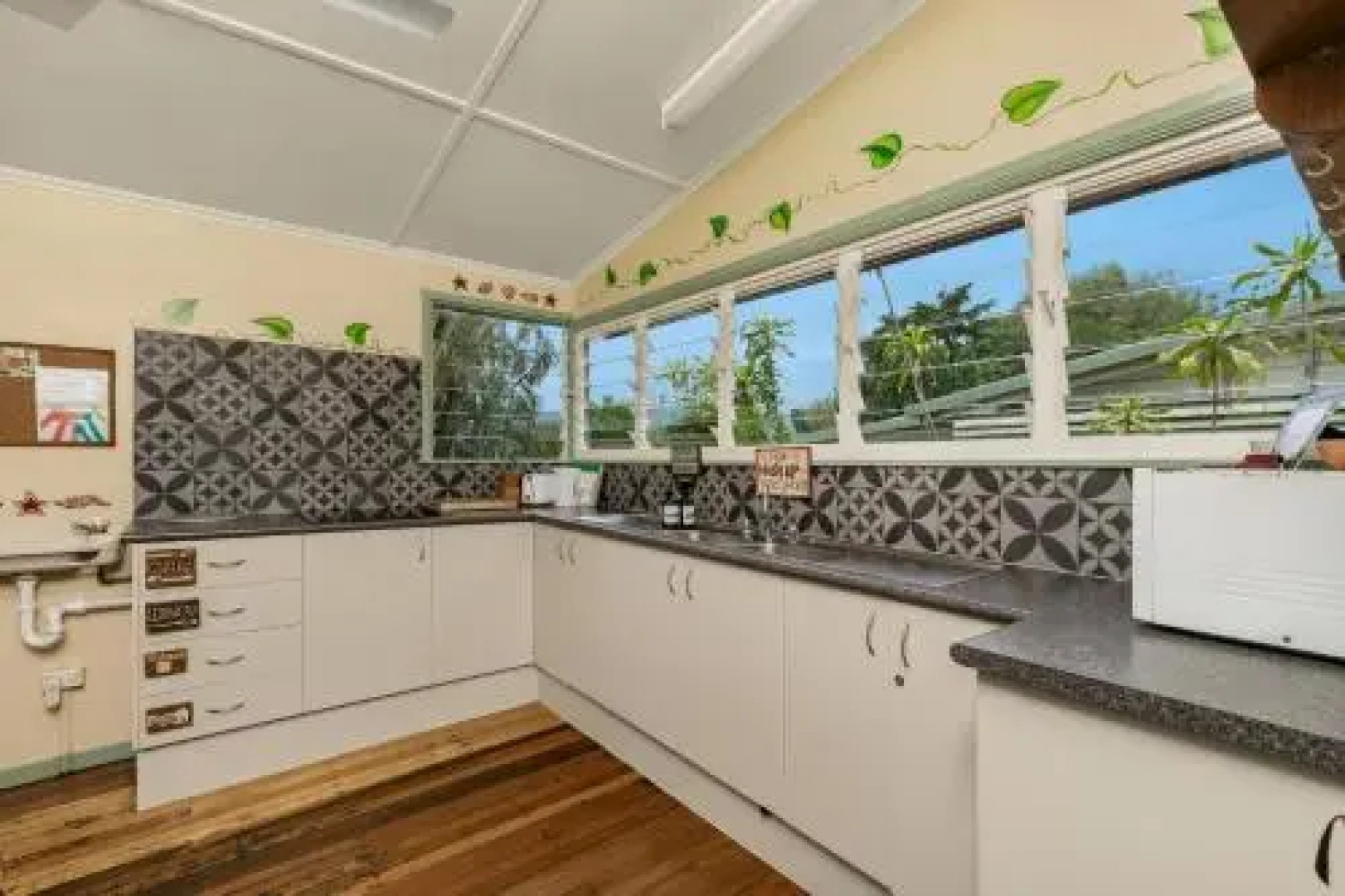 Tropic Days Backpackers