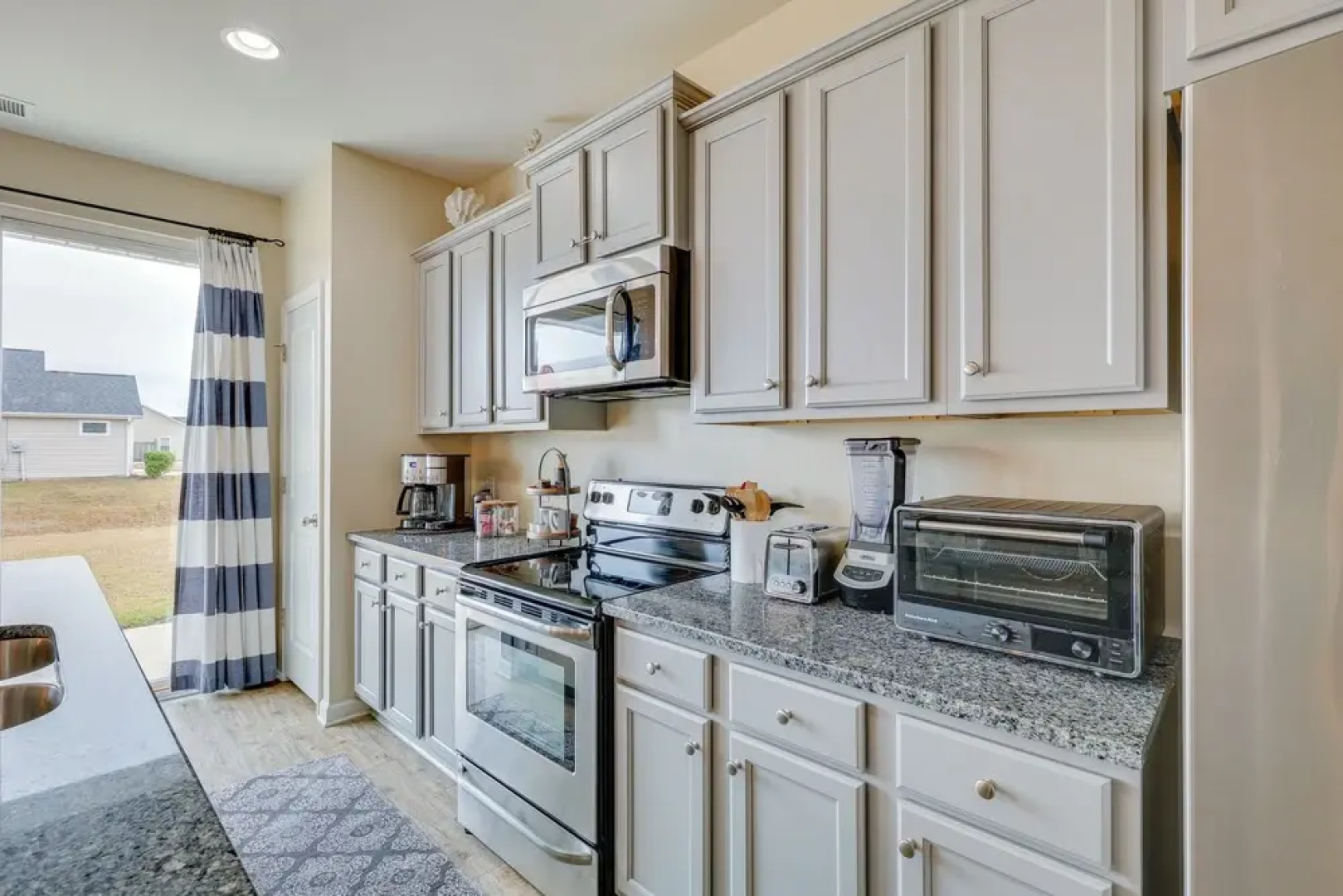 Sweet Dreamin Townhome ~ 7 Mi to Beach!