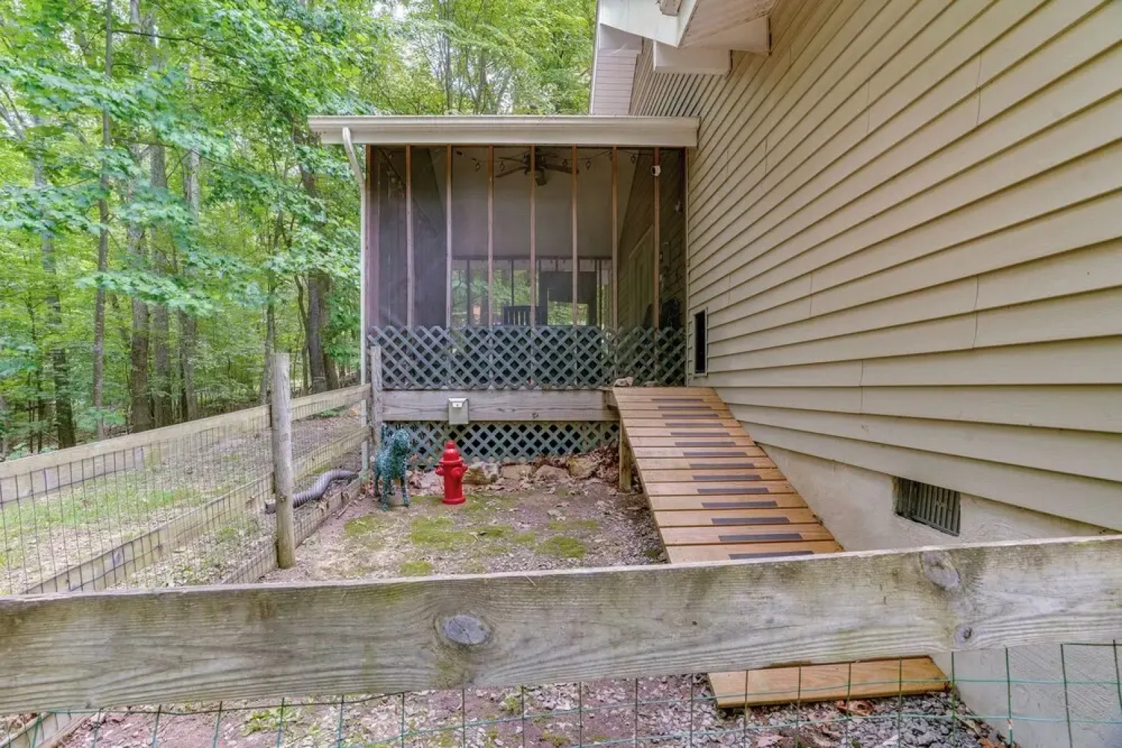 Cabin w/ Deck & Screened-in Porch in New Market!