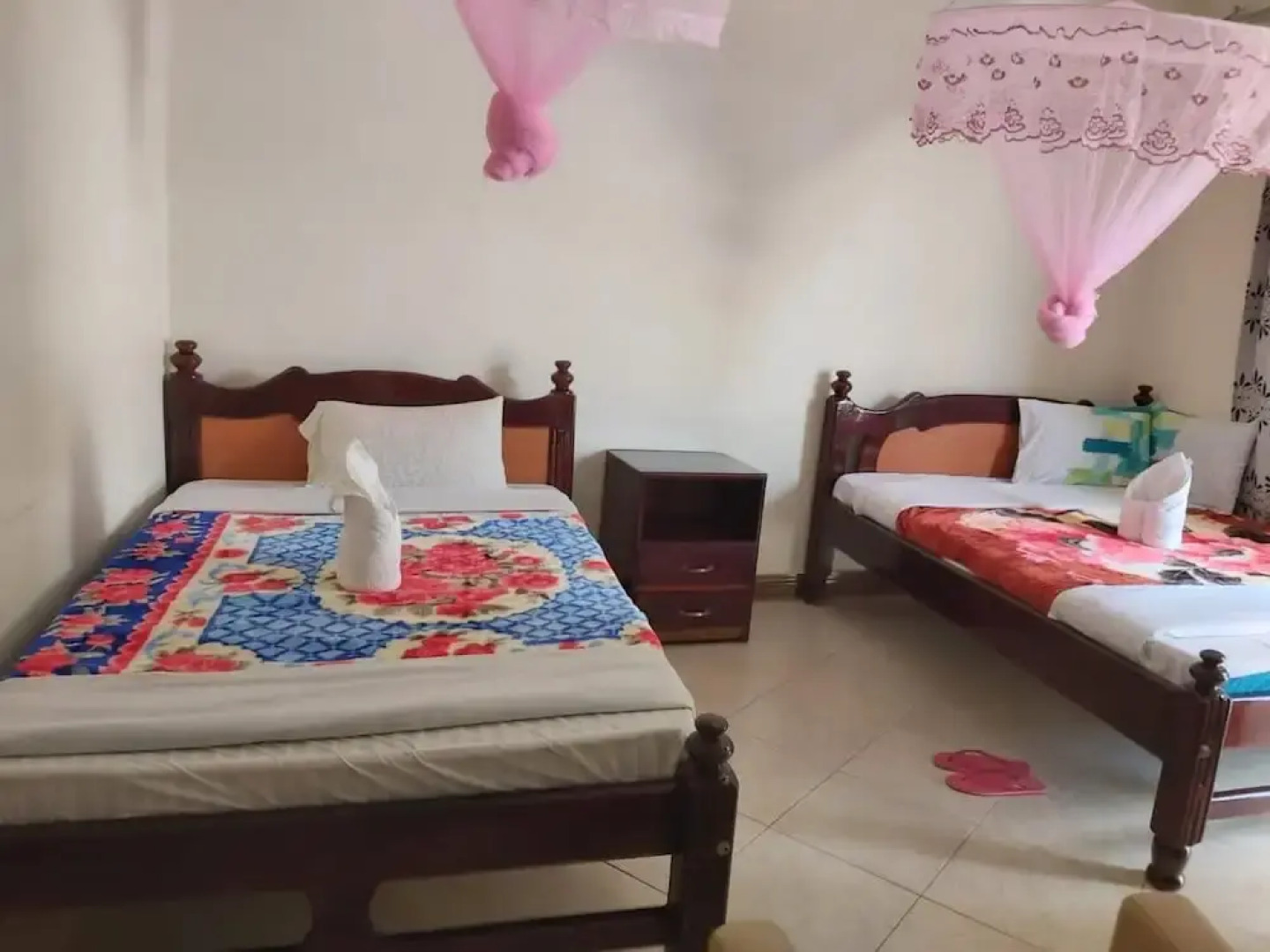 Famko Hotel - Sleeps 24 - Parking - Garden