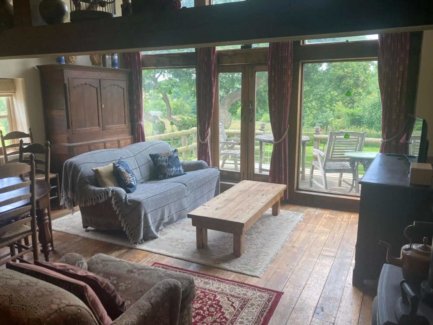 Little Pentre Barn with seasonal Swimming Pool