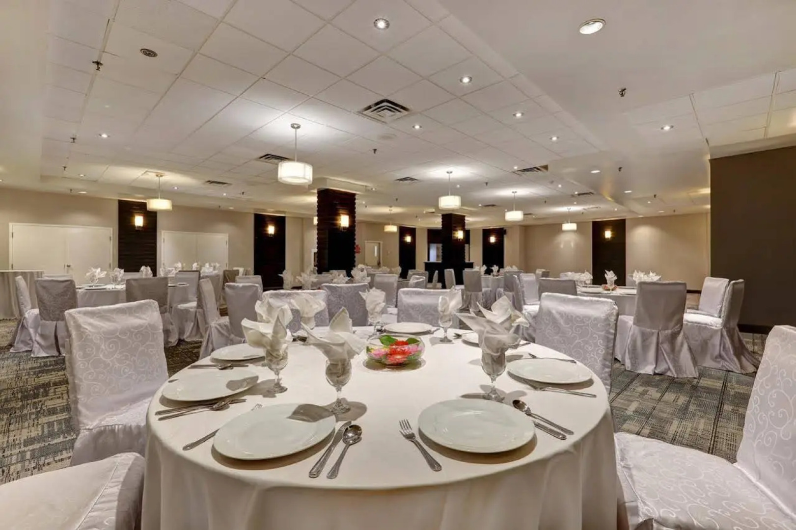 Отель Four Points by Sheraton Toronto Mississauga