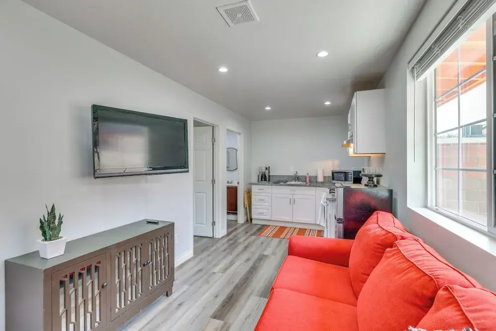 Sleek San Fernando Studio ~ 14 Mi to Universal