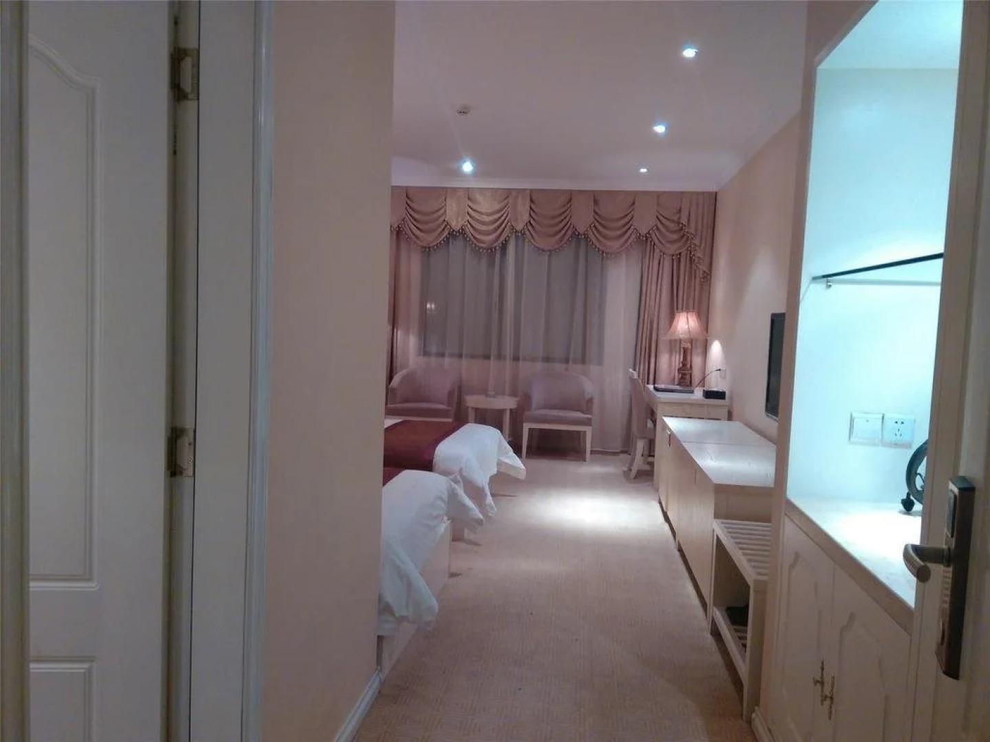 Wuzhishan Huajue Business Hotel