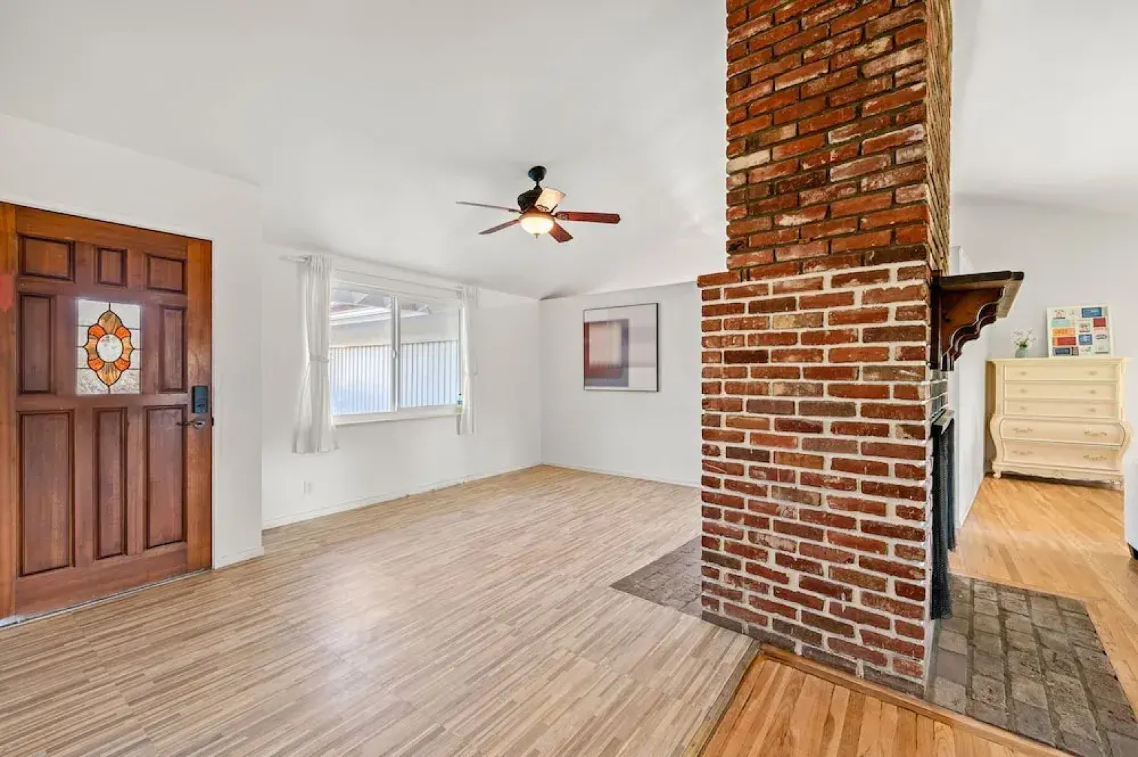 Perfect Family Home With Fireplace Spacious Yard