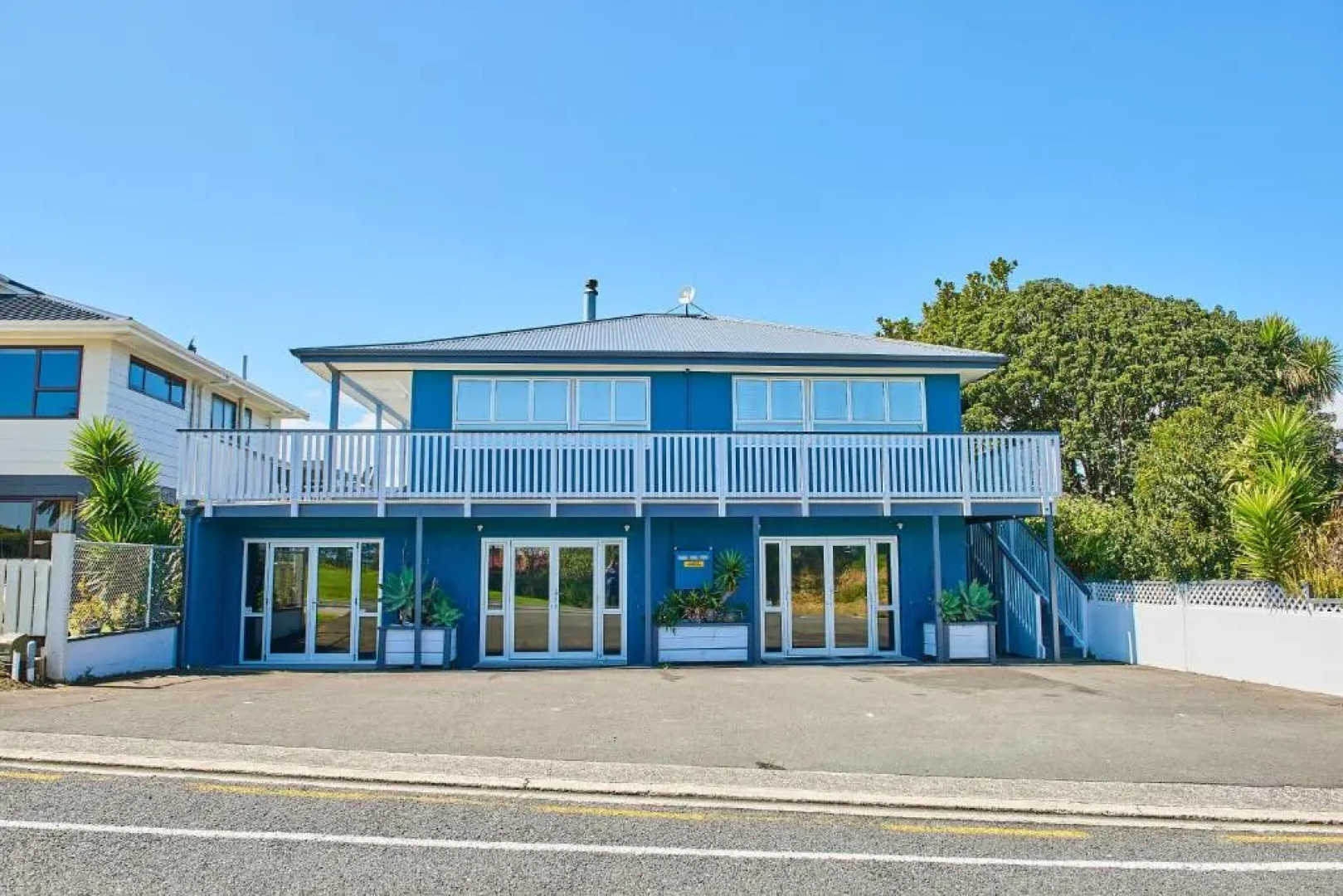 The Queenslander Raglan