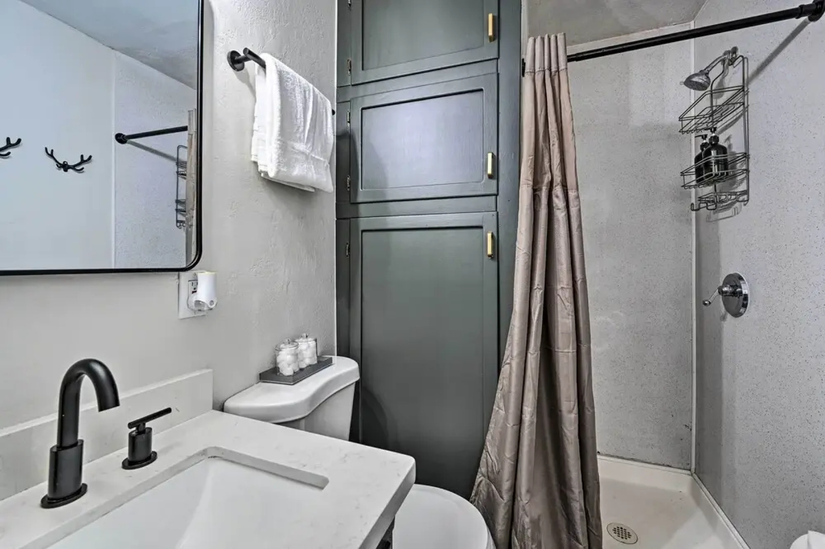 Flagstaff Cabin w/ Hot Tub & Fire Pit!