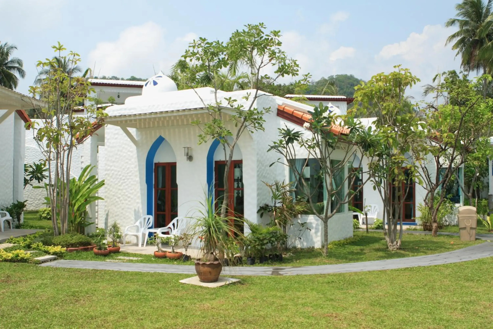 Baan Montra Beach Resort