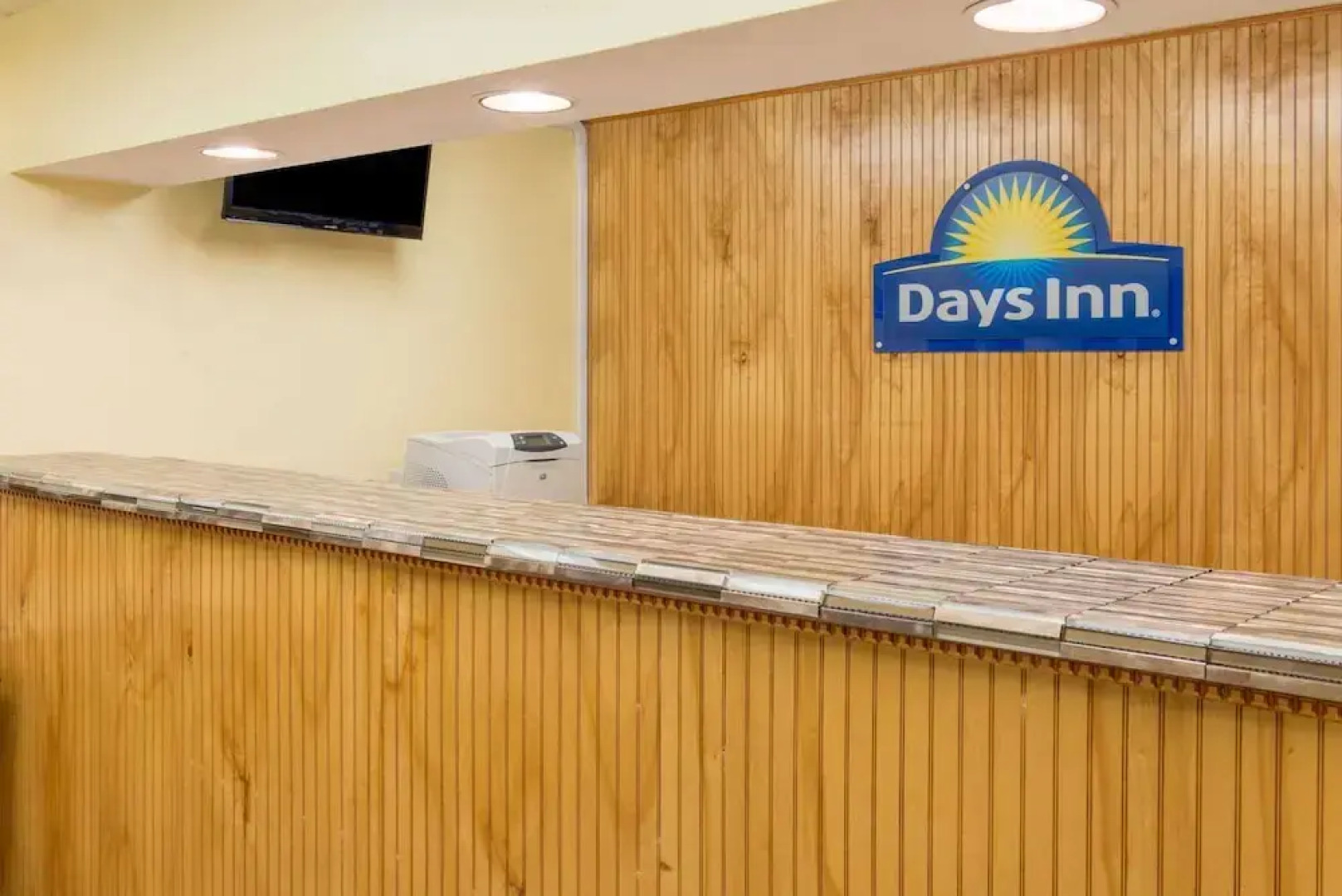 Days Inn & Suites By Wyndham Dayton North