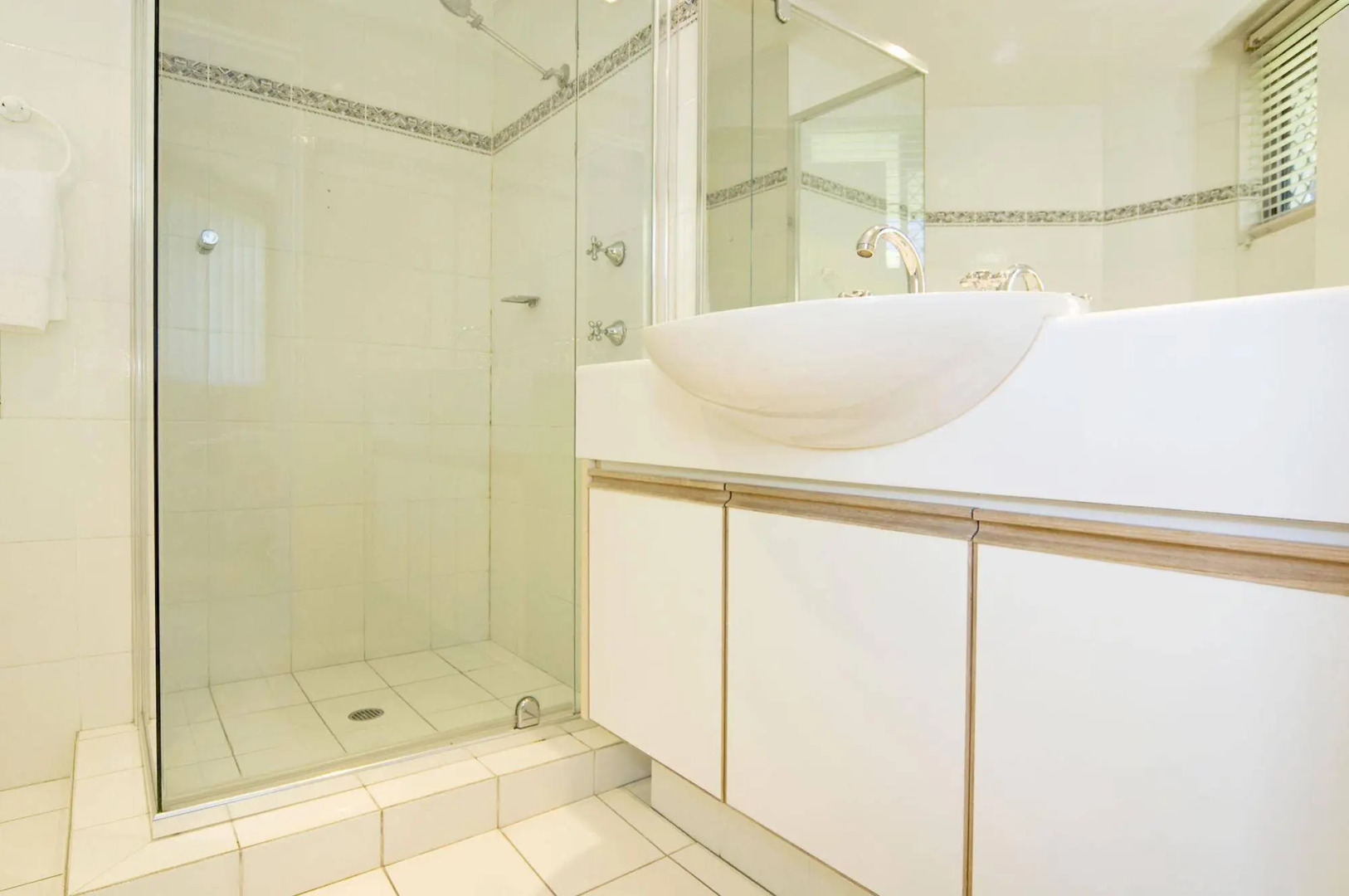 Oceanside Resort - Absolute Beachfront Apartments