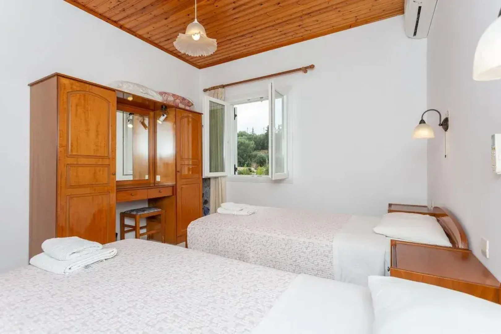 Renoula Walk to Beach Sea Views A C Wifi Car Not Required - 243