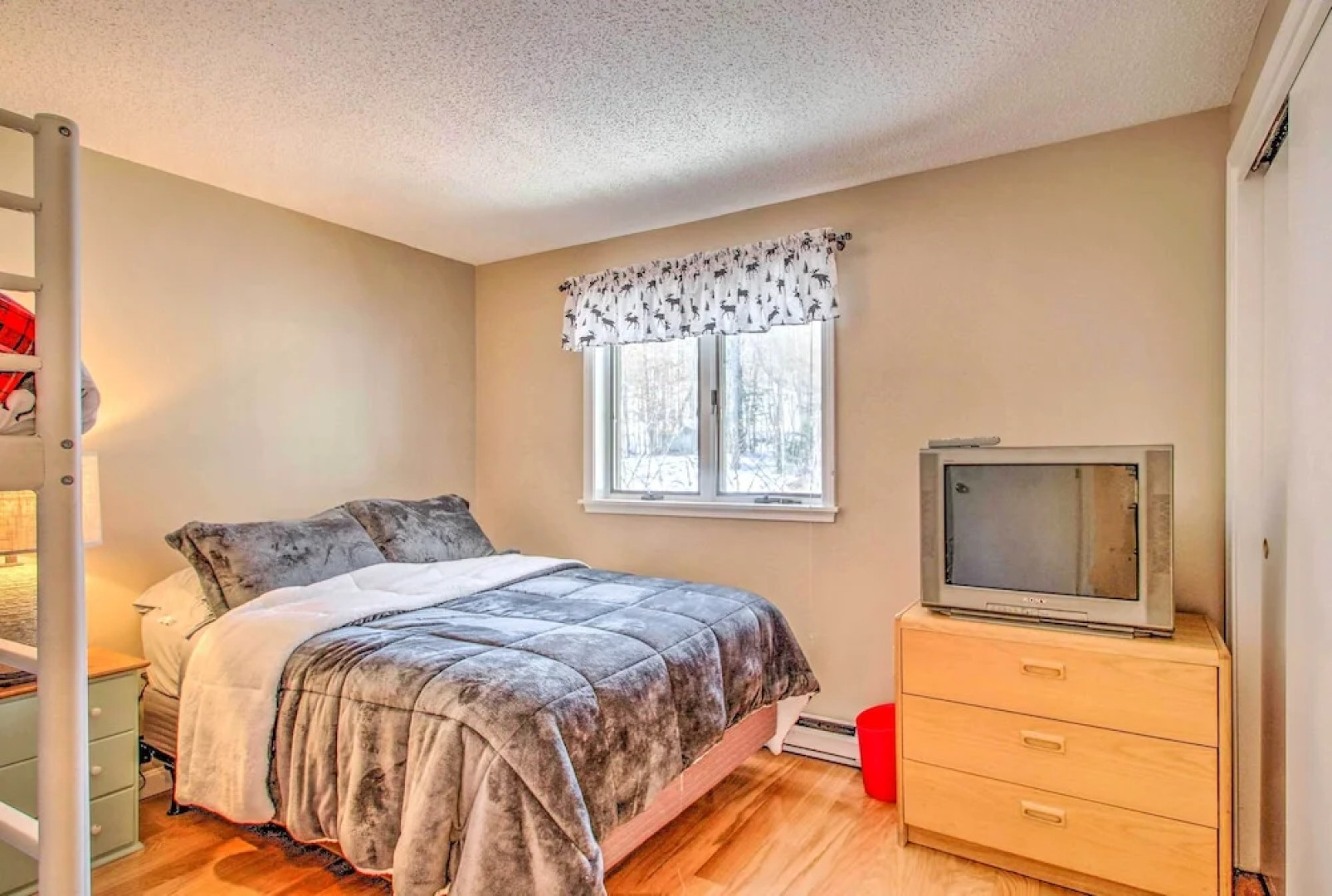 Ski Condo w/ Pool, Close to Story Land & Attitash!