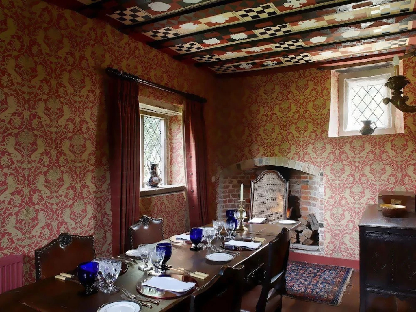 Luxurious hideaway for four in one of the finest Elizabethan gatehouse