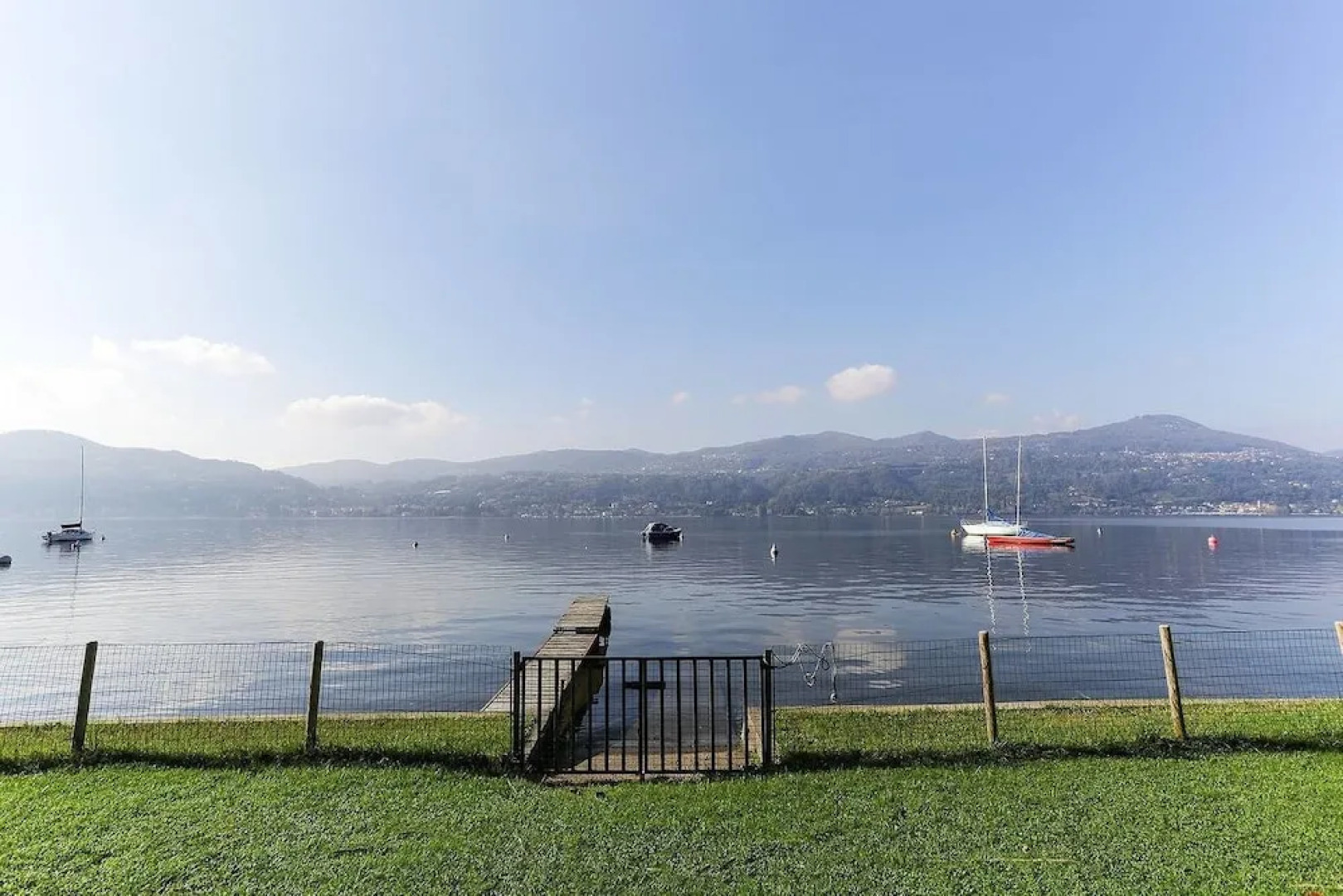 Contemporary Lakeside Villa Enjoying Direct Lake Access, Wifi, BBQ, Near Restaurant and Shop