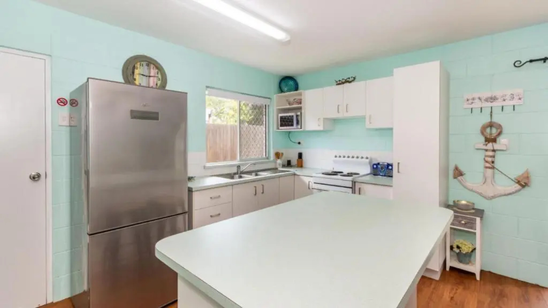 Charm and Comfort in this Ground floor unit with water views! Welsby Pde, Bongaree