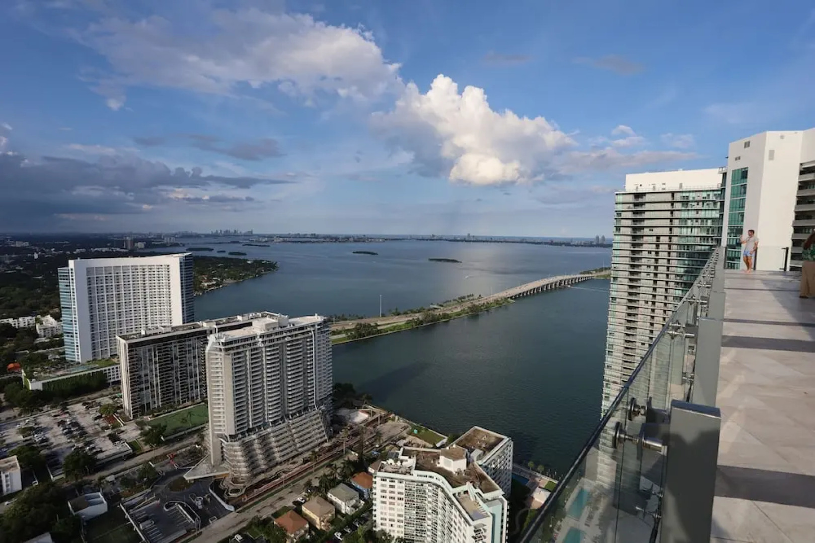 King Bed Full Service Apt