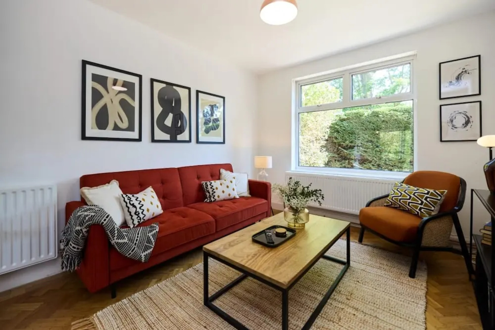 The West Byfleet Place - Modern 3bdr Flat With Garden