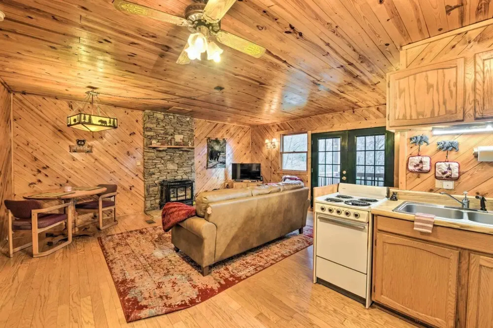 Cozy Maggie Valley Cabin w/ Deck & Private Hot Tub