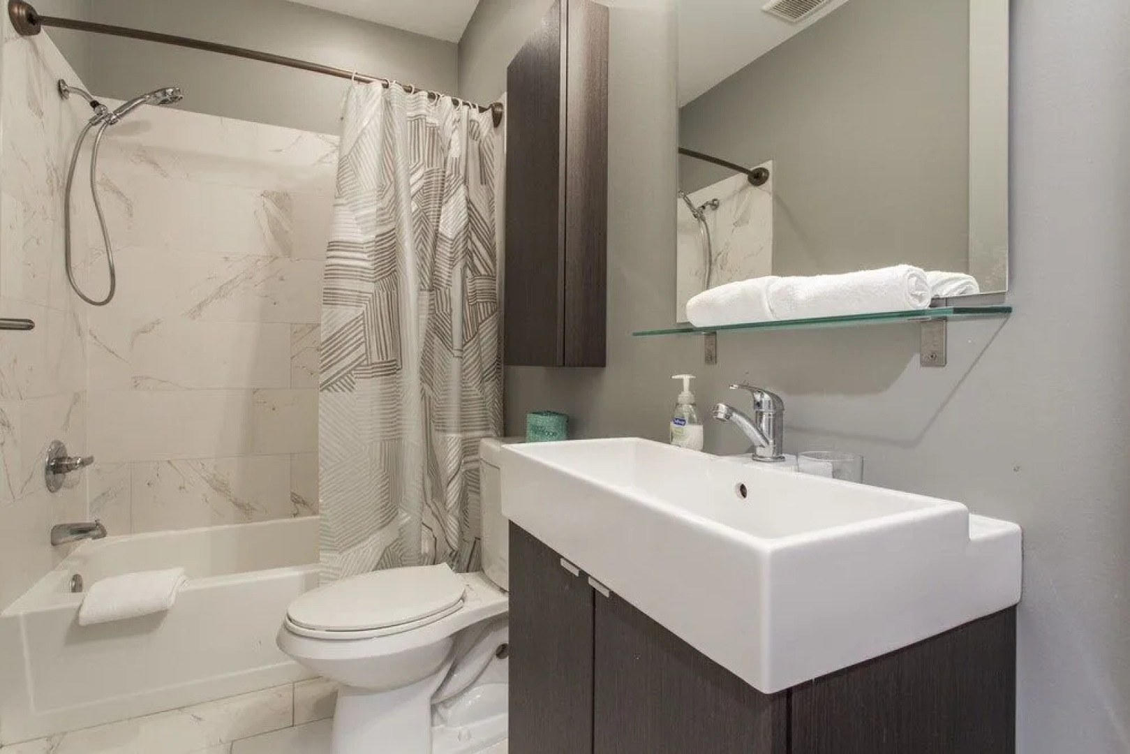 Philly's Finest - Roof Deck, Pool Table and More