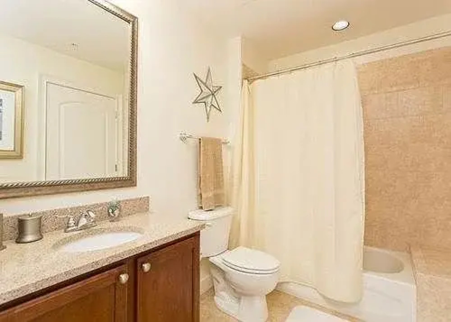 Yacht Harbor 470 4th floor 3 bedrooms condo by RedAwning