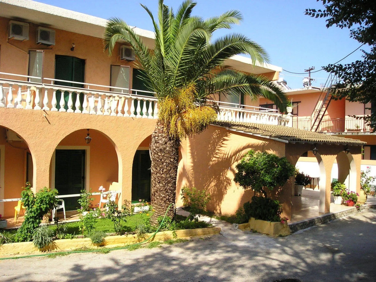 River Studios & Apartments