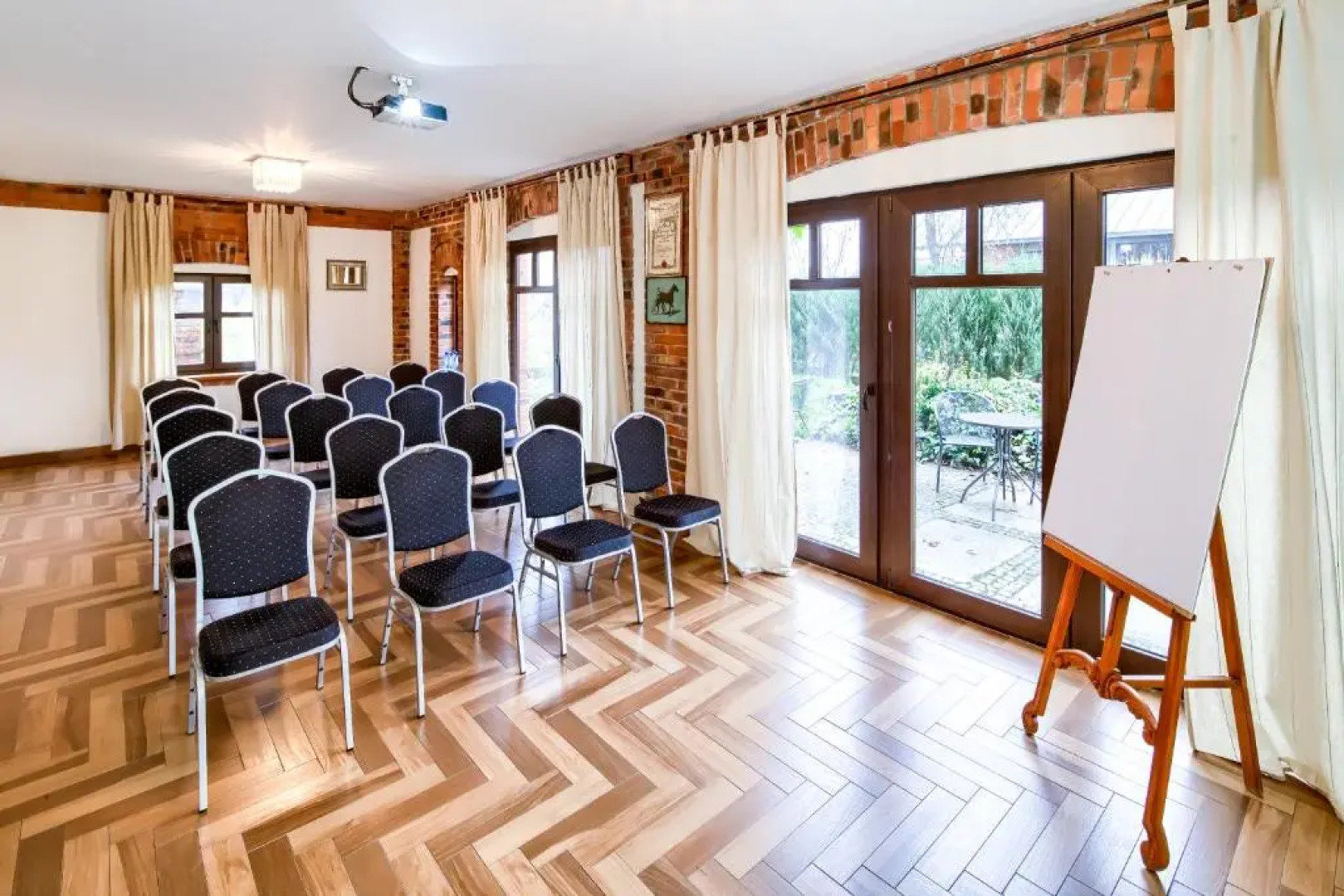 Folwark Białych Bocianów