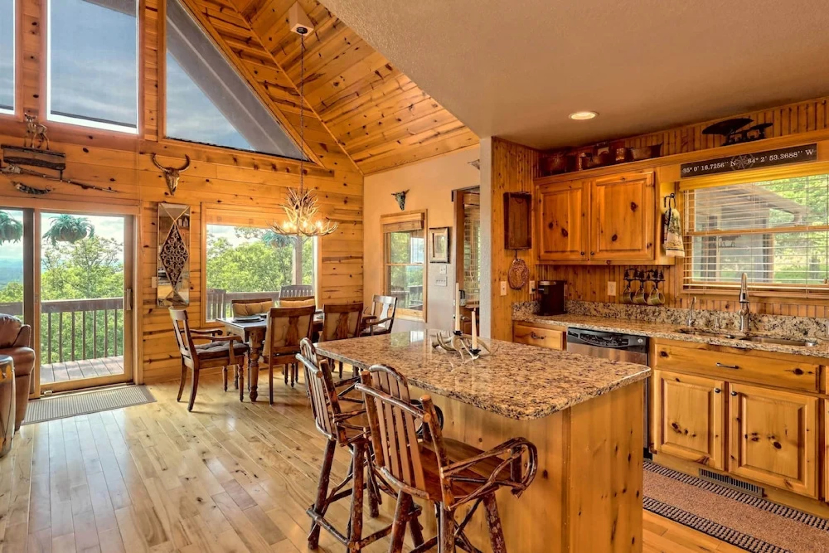 Spacious 'eagle's View' Luxury Cabin w/ Views