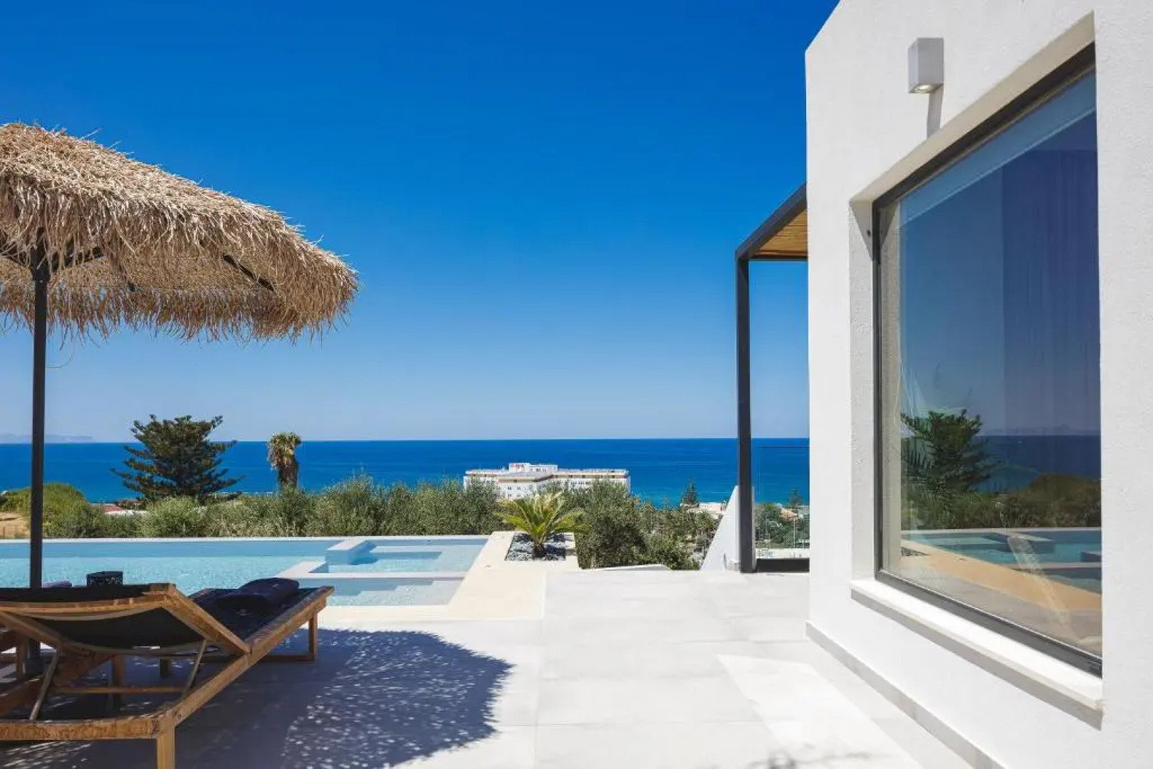 Bohemian Villas with Private Infinity Pool, Jacuzzi & Seaview, 15min from City Center