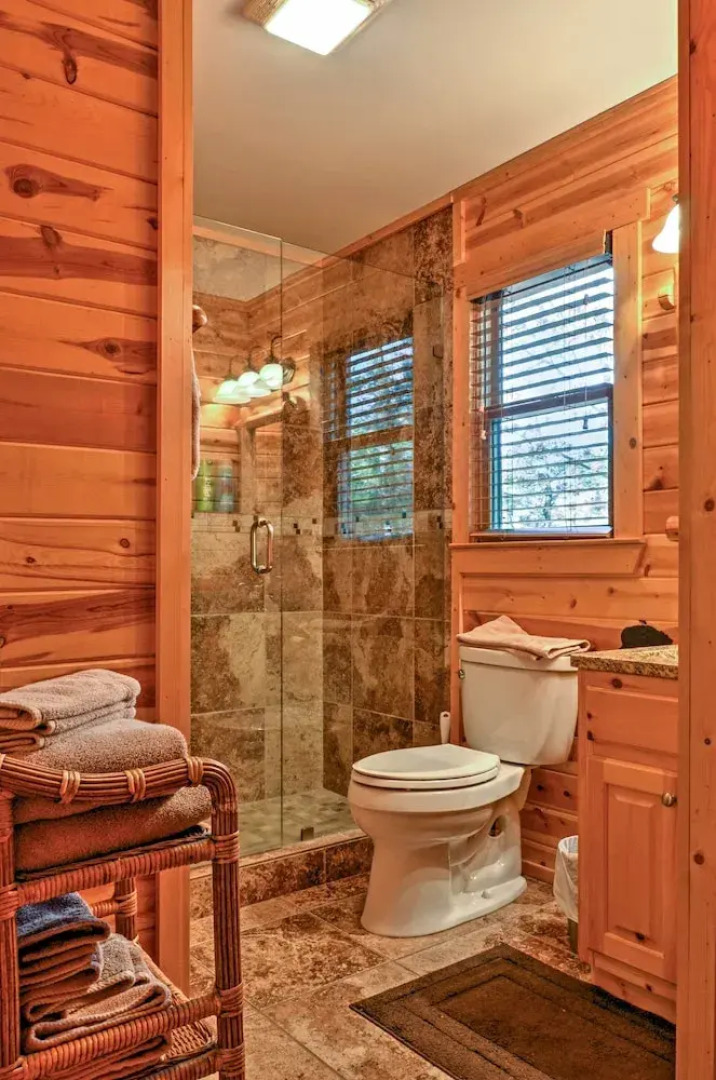 Rustic Cabin w/ Hot Tub: 2 Mi to Unicoi State Park