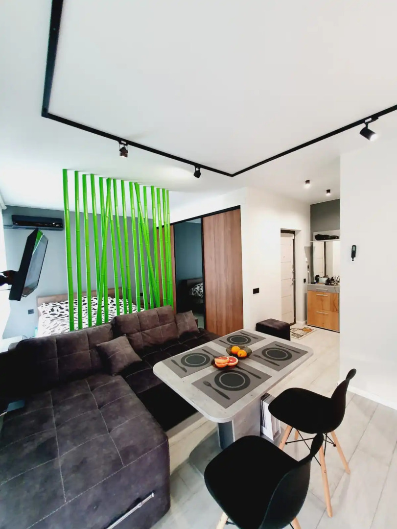 Марсель с бассейном