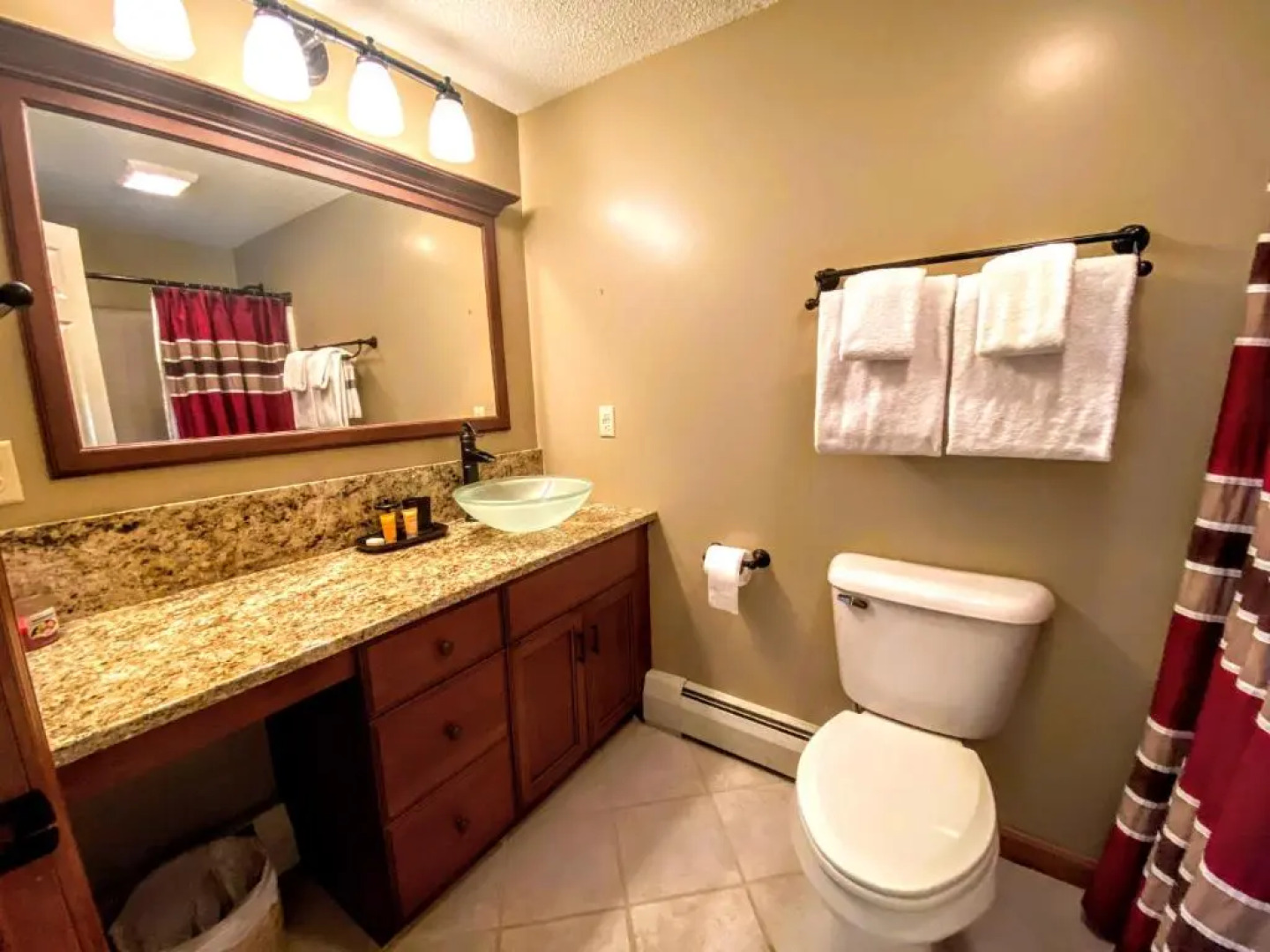 W1 Cozy and comfortable Bretton Woods condo with ski slope views fireplace