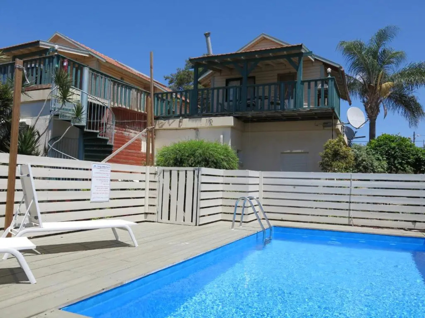 בקתות מול השקיעה