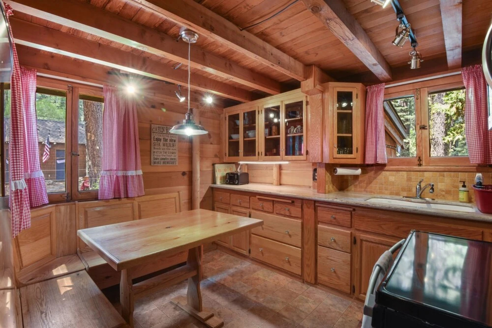 Dancing Cubs Camp - Hot Tub 2 Bedroom Cabin by Redawning