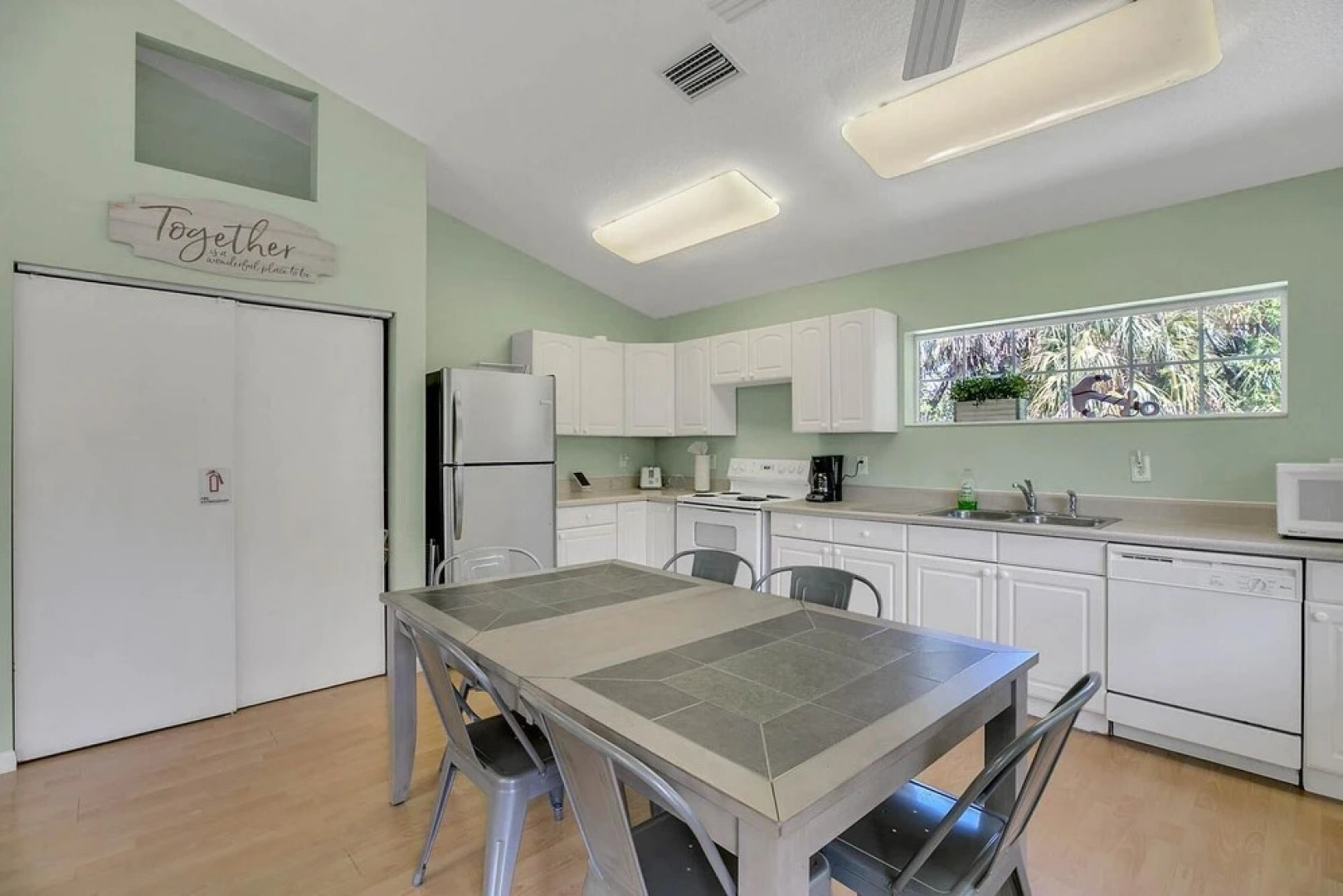 4BR Beach-Central Duplex by RedAwning