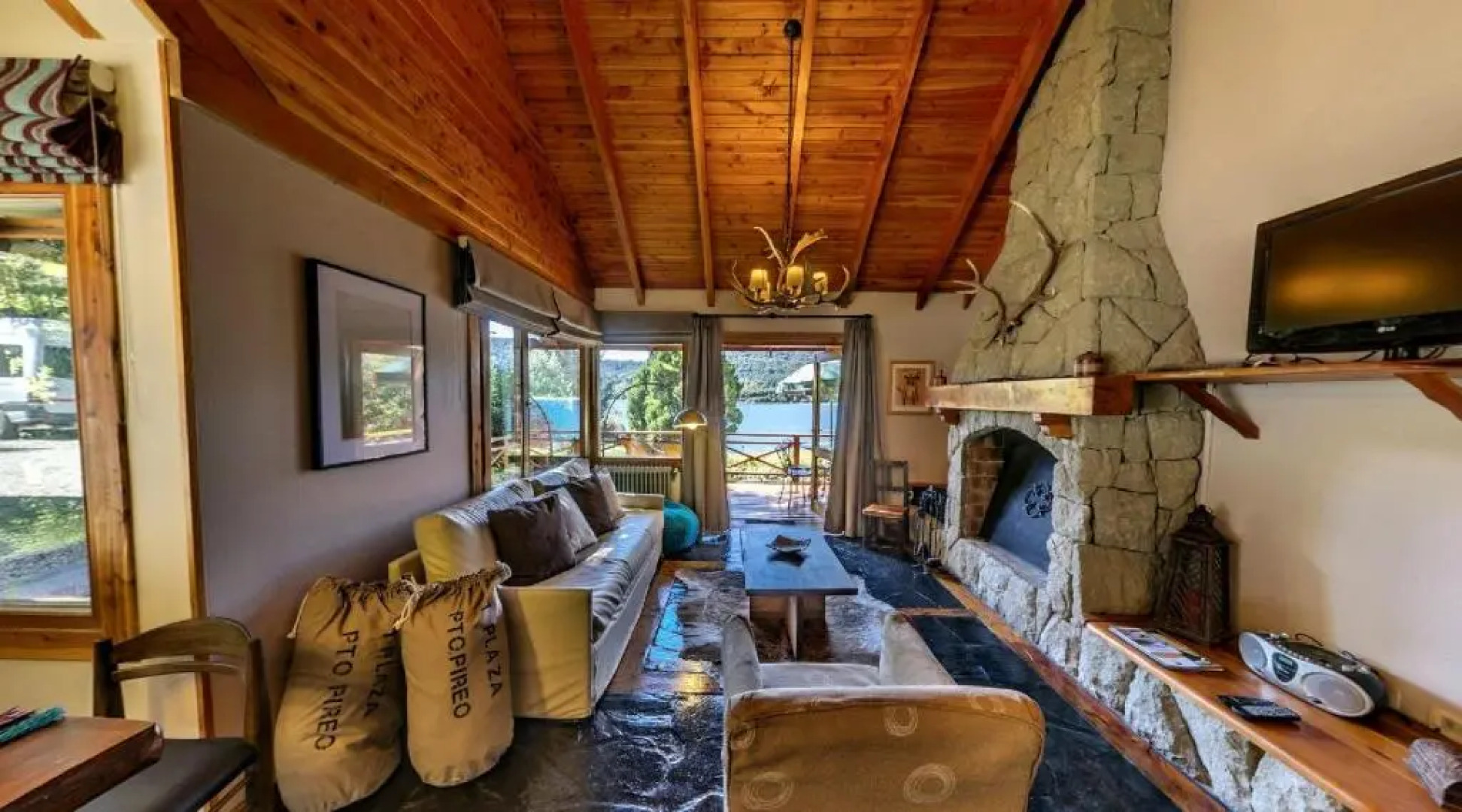 Puerto Pireo Apart Hotel & Cabañas