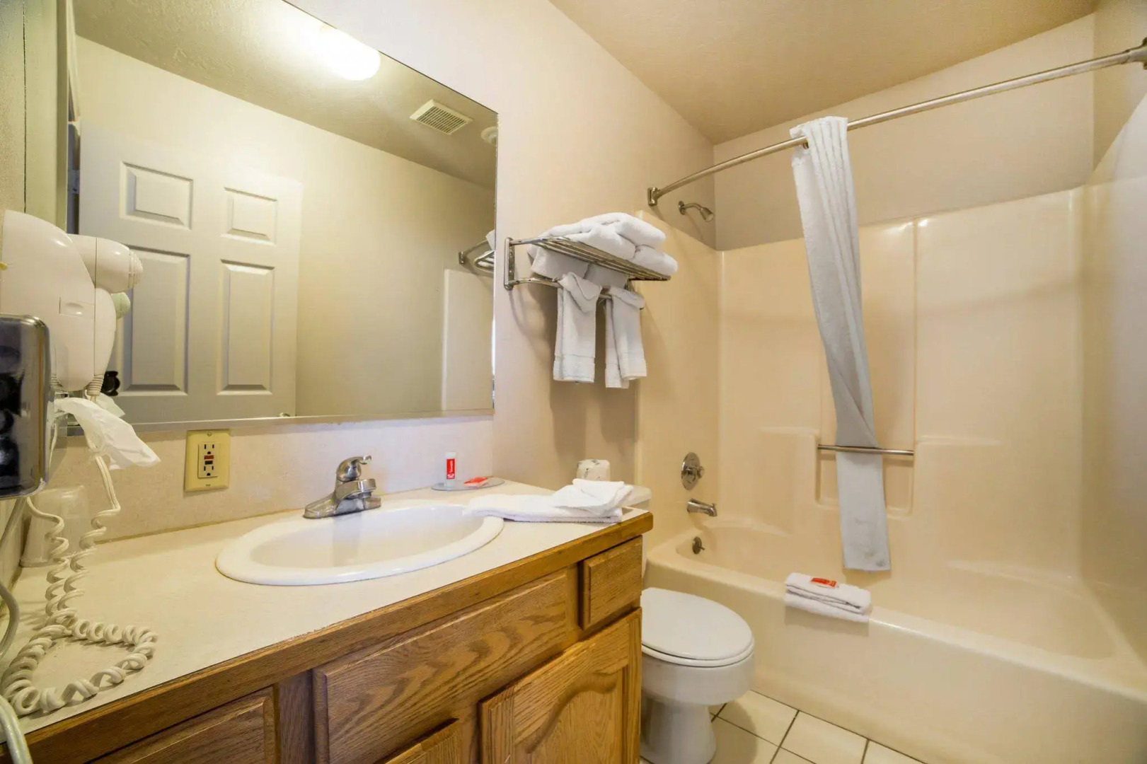 Econo Lodge Inn & Suites