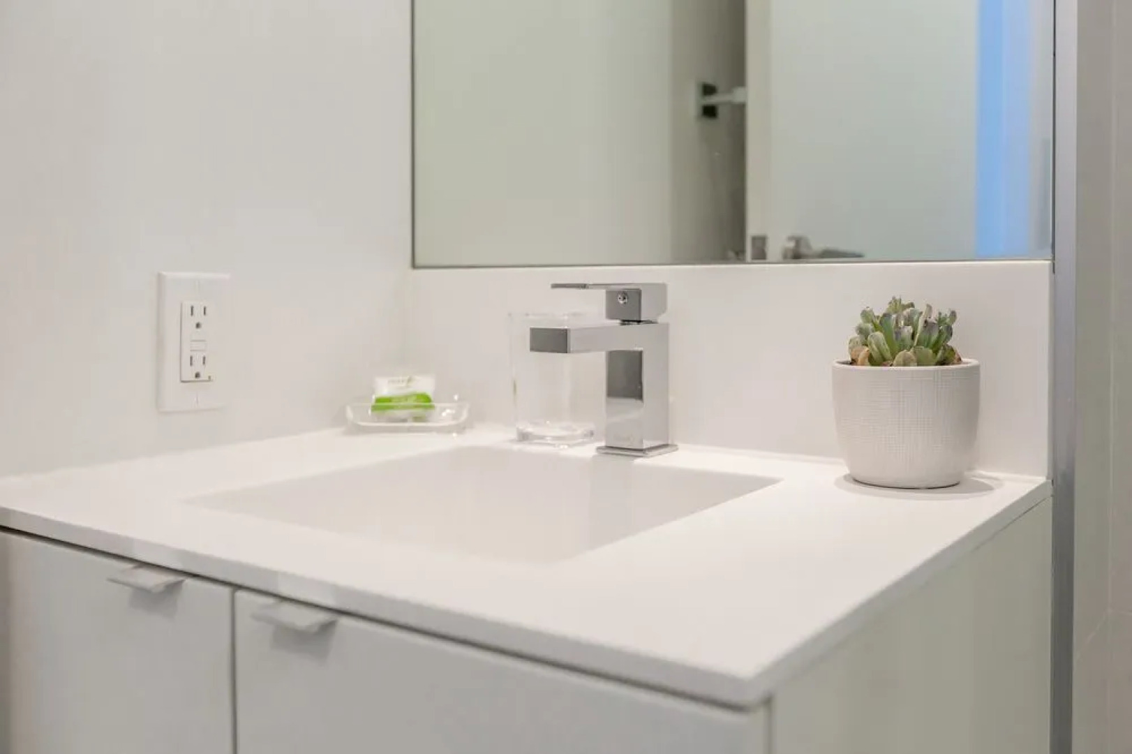 Noel Suites- Peter and Richmond St West