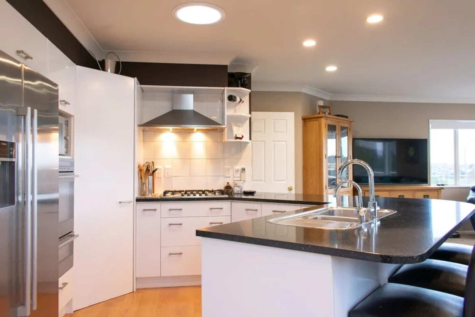 Grand 4 Bedroom Home With Balcony and Garden