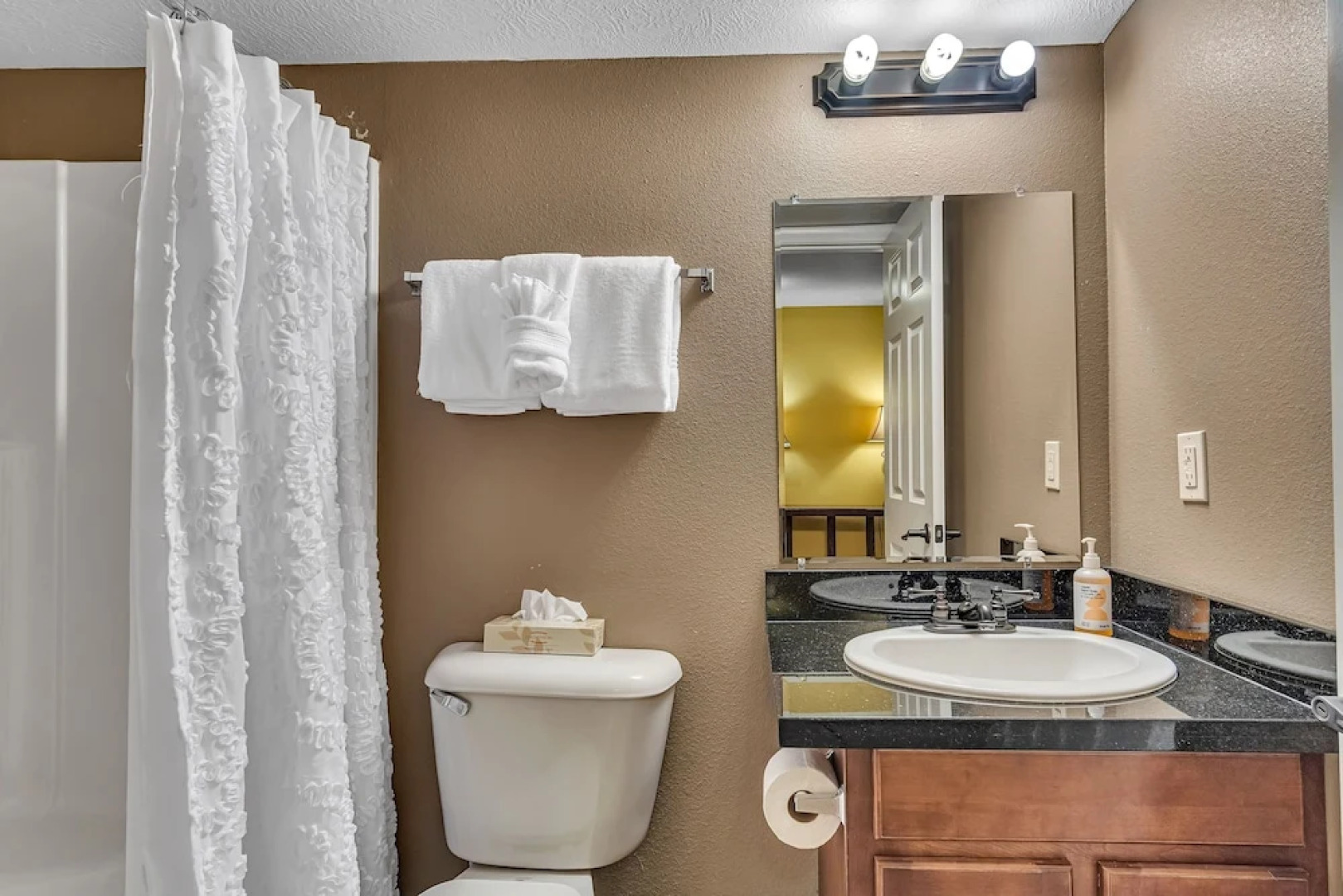 Hopeful Hideaway 2 Bedroom Condo by Redawning