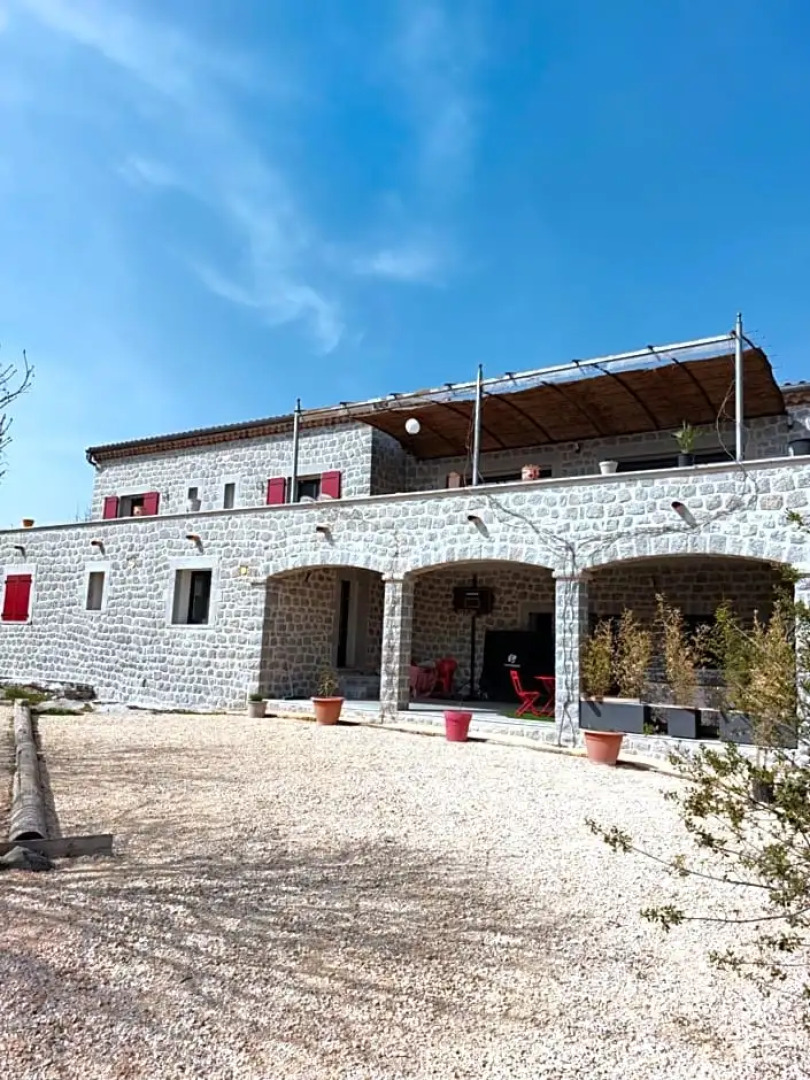 Le Mas Des Roches Jacuzzi Privatif (Adults Only)